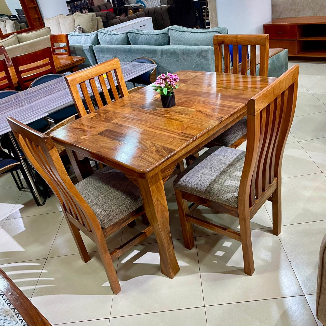 Mugavu 4 Seater Dinning